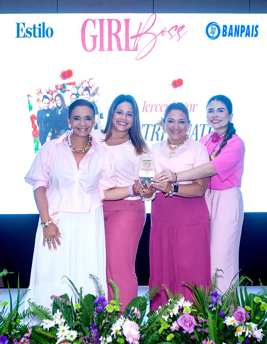 Helen Matute, Claudia Aguilar, Claudia Matute y Helen Zamora de Entre Cuatro, ganadoras del tercer lugar de Girl Boss 2025.