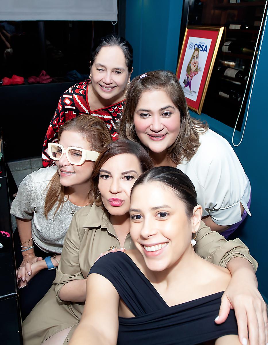 Ana María Reyes, Ruth Marie Canahuati, Isabel Sabillón, Blanca Bendeck y Michelle Marsan