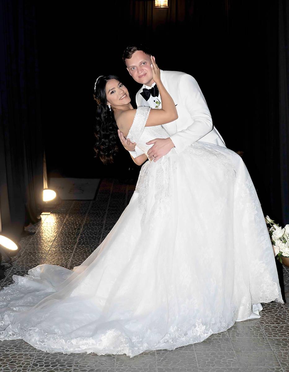 En una celebración llena de fe, amor y elegancia, Brendan Higgins y Eloisa Almendárez unieron sus vidas en sagrado matrimonio, rodeados del cariño de sus familiares y amigos más cercanos. La pareja protagonizó una emotiva ceremonia en la que reafirmó su amor y compromiso, dando paso a una nueva etapa juntos con la bendición de sus seres queridos. En la foto: Los felices esposos Brendan Higgins y su amada Eloísa Almendárez.