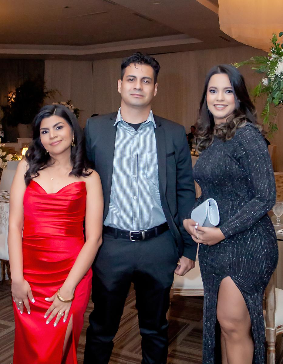 Victoria Lainez, Eduardo, Jenifer Mitchell.