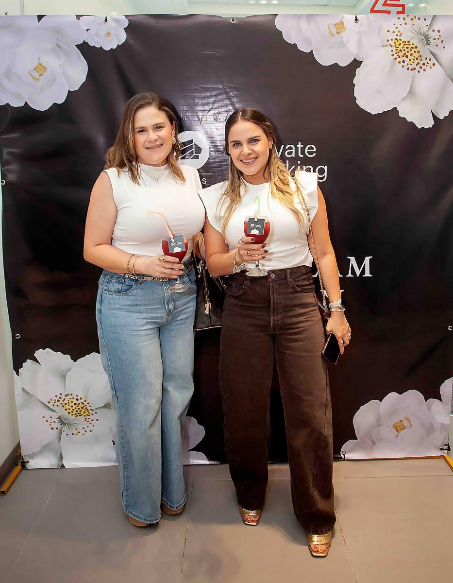 Jennifer Robles y Claudia Robles.
