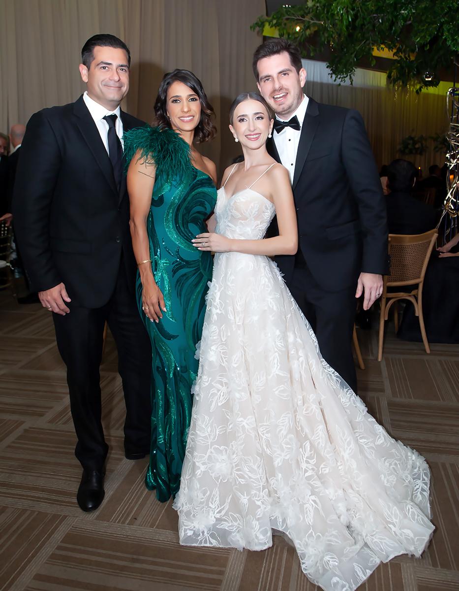 Antonio y Lill Abufele con los recién casados Arielle Canahuati y Andrés Babún.