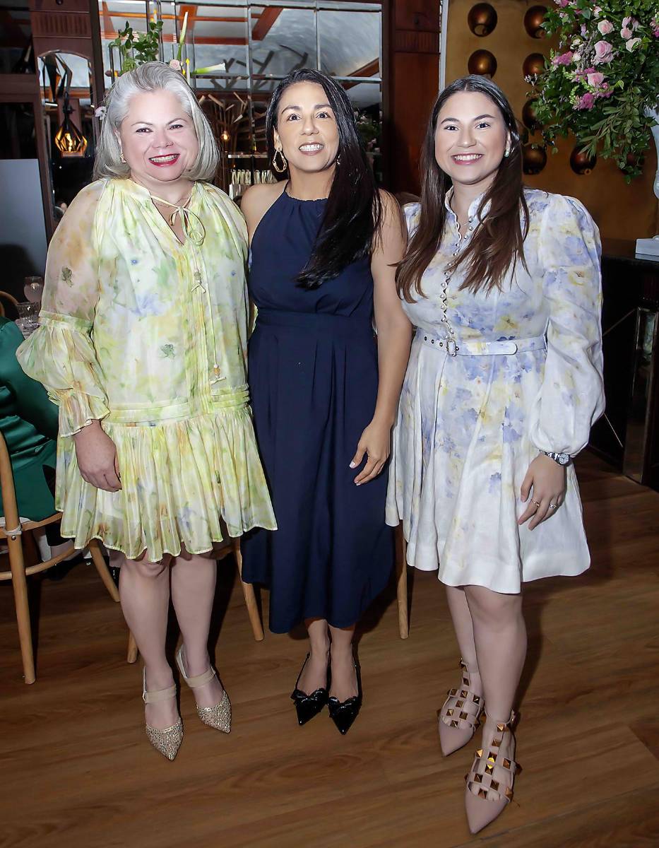 Wendy Hall, Laura Vásquez y Alejandra Cervantes.
