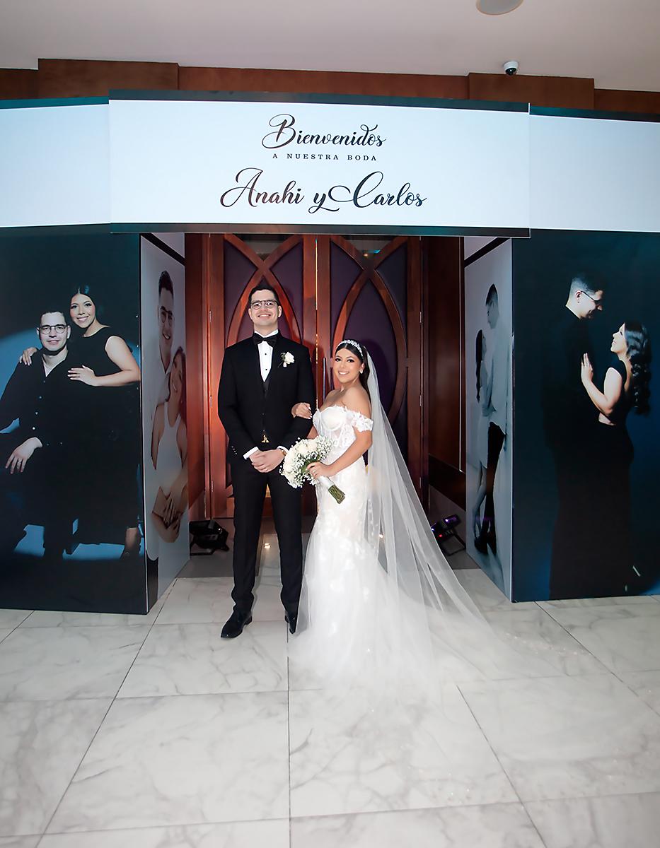 Los recién casados Carlos Eduardo Méraz y Jesse Anahí Figueroa posan felices para el lente de Estilo.