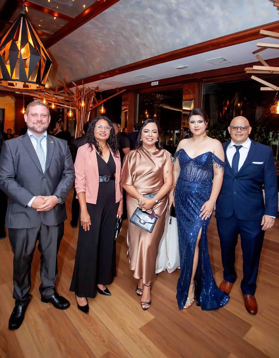 Manuel Herzog, Suyapa Padilla, Cesia Urbana, Stephanie Luna y Ricardo Rivera