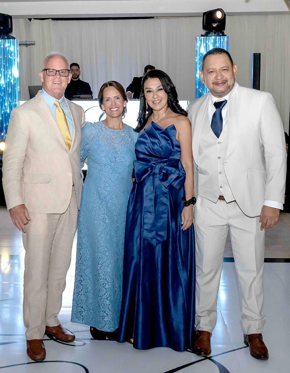 Sean y Anne Marie Higgins con Laura Rodriguez y Luciano Almendárez.