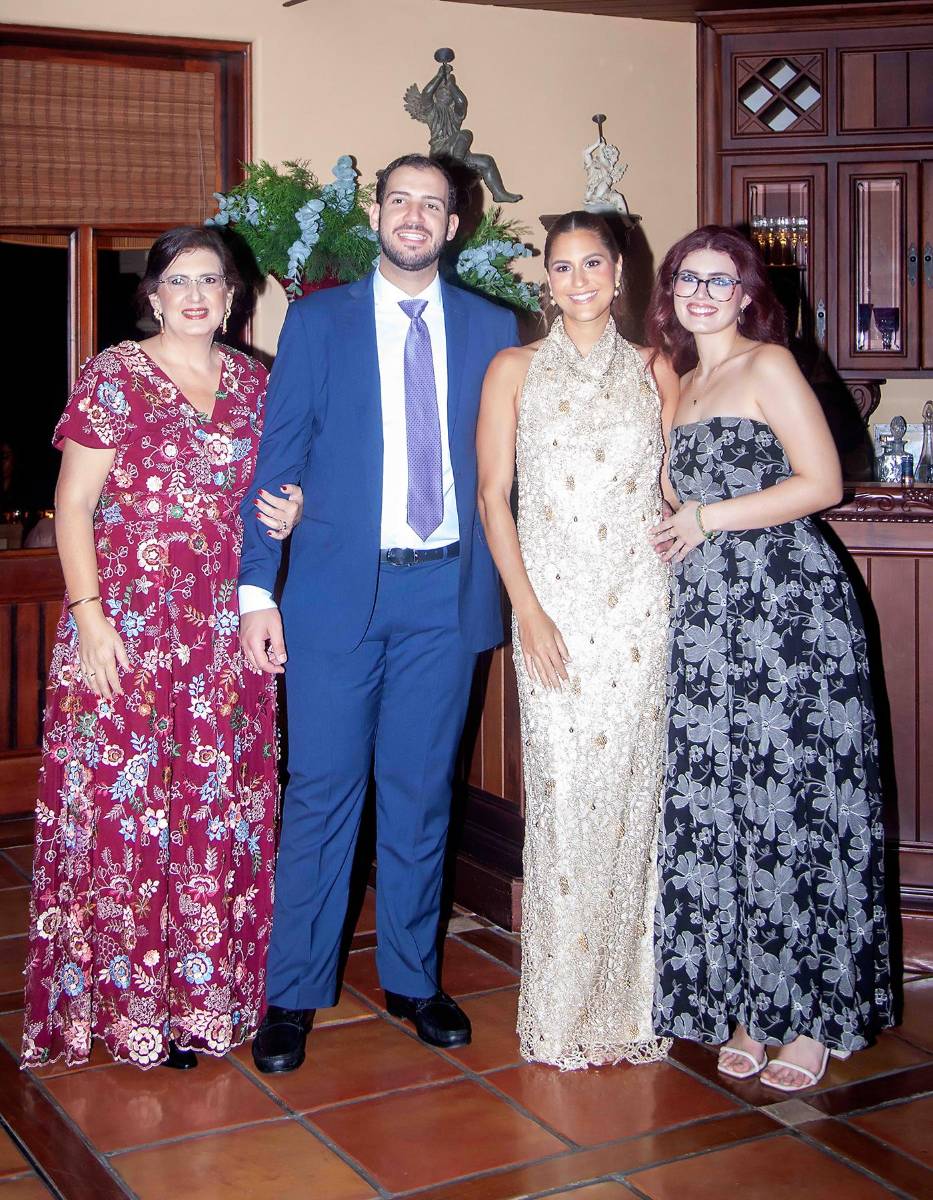 Rose Marie y Carlos Simán con Marcela Andonie y María José.
