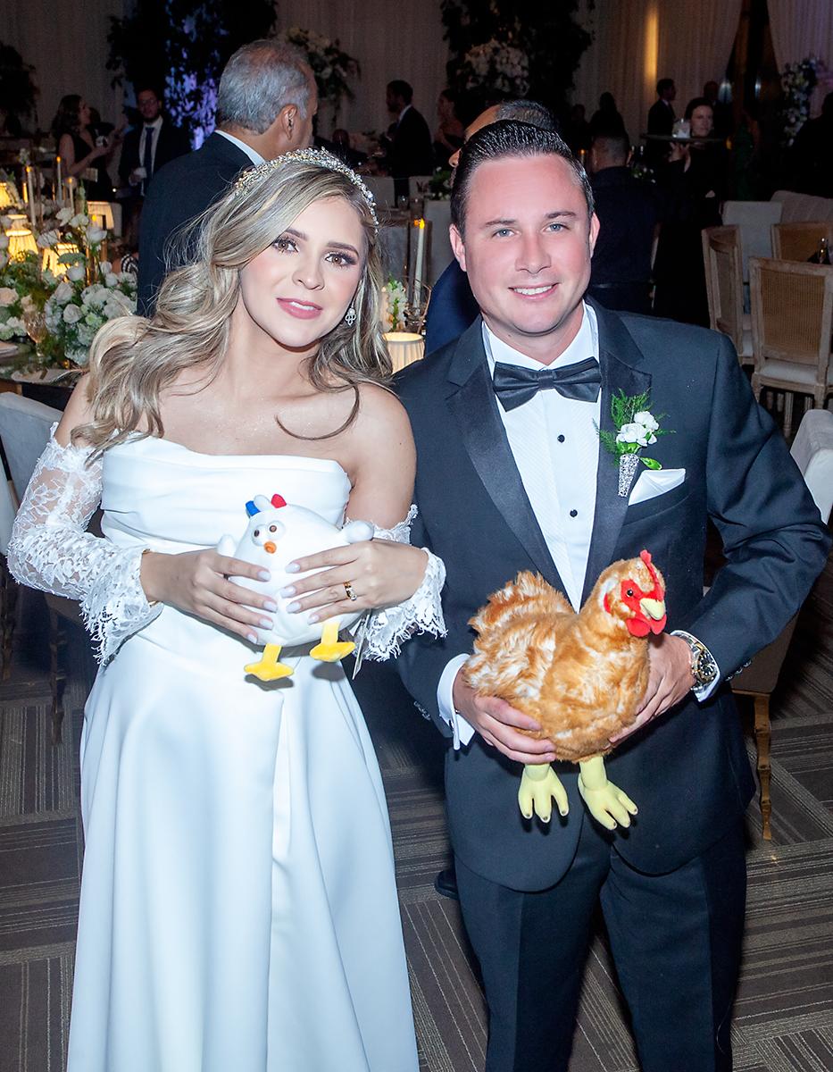 Los novios Annie y Dalton recibieron unos regalos de sus amigos.