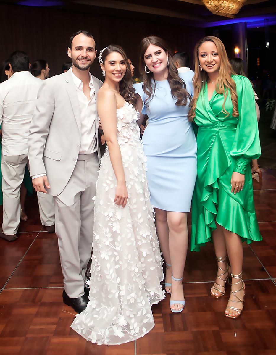 Los recién casados Faiz Andonie y Stephanie Dox con Deafhne Izaguirre y Ashley Jerezano.