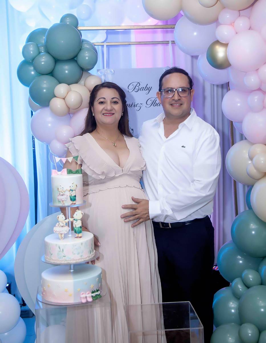 Jesús Ramírez y Nora Ester Ibarra hicieron partícipes a cercanas amistades y familiares de la grata noticia que pronto serán padres de mellizos a quienes llamaran Valentina Dannaé y Jorge Adrián. La celebración se llevó a cabo en salón Mediterraneo del Club Hondureño Árabe, el cual tenía una decoración con osos, globos, rosas y hortensias en tonos pastel.