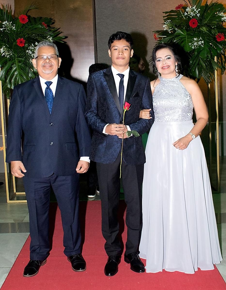 Manuel Turcios con Gerardo Perdomo y Ana Canales.