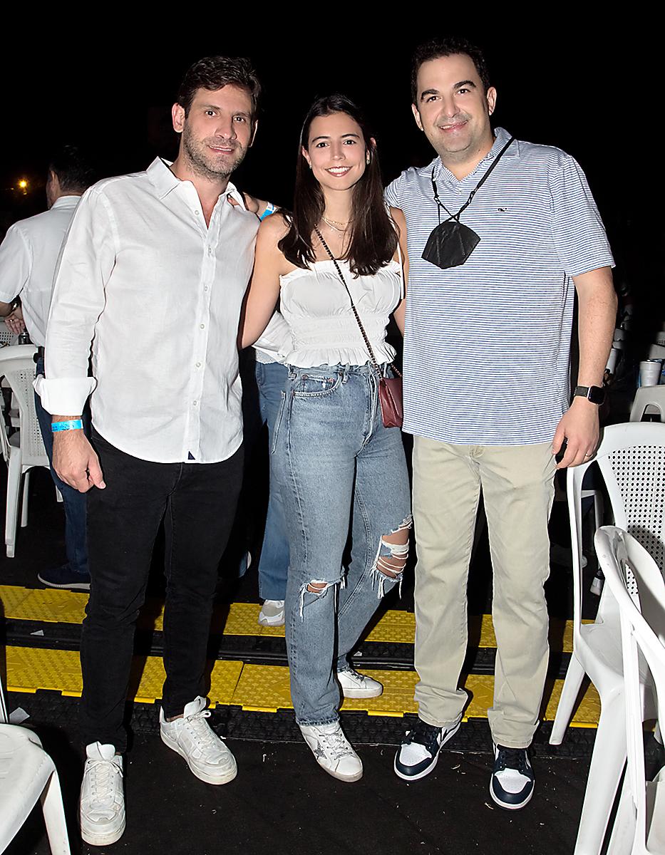  Andrés y Yamileth Chahín con Gabriel Saybe.