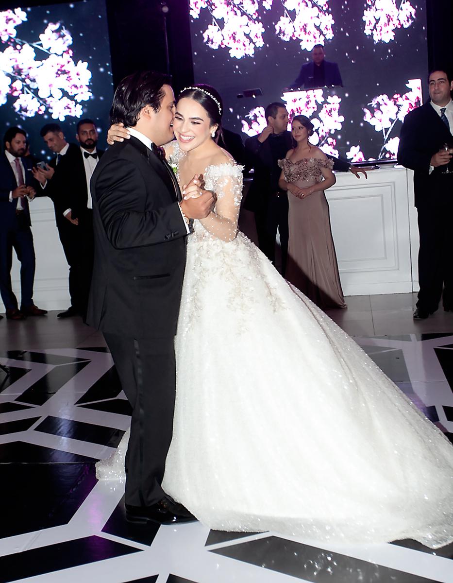Entre risas y gestos cariñosos, los recién casados comenzaron oficialmente la fiesta