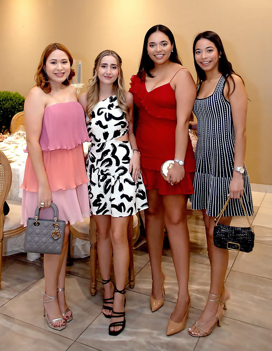 Michelle Valladares y Ariel Canahuati con Andrea y Ariana Bonilla.