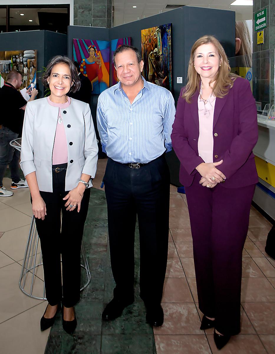 Gabriela Chicas, Johnny Chahín y Ana Pacheco.