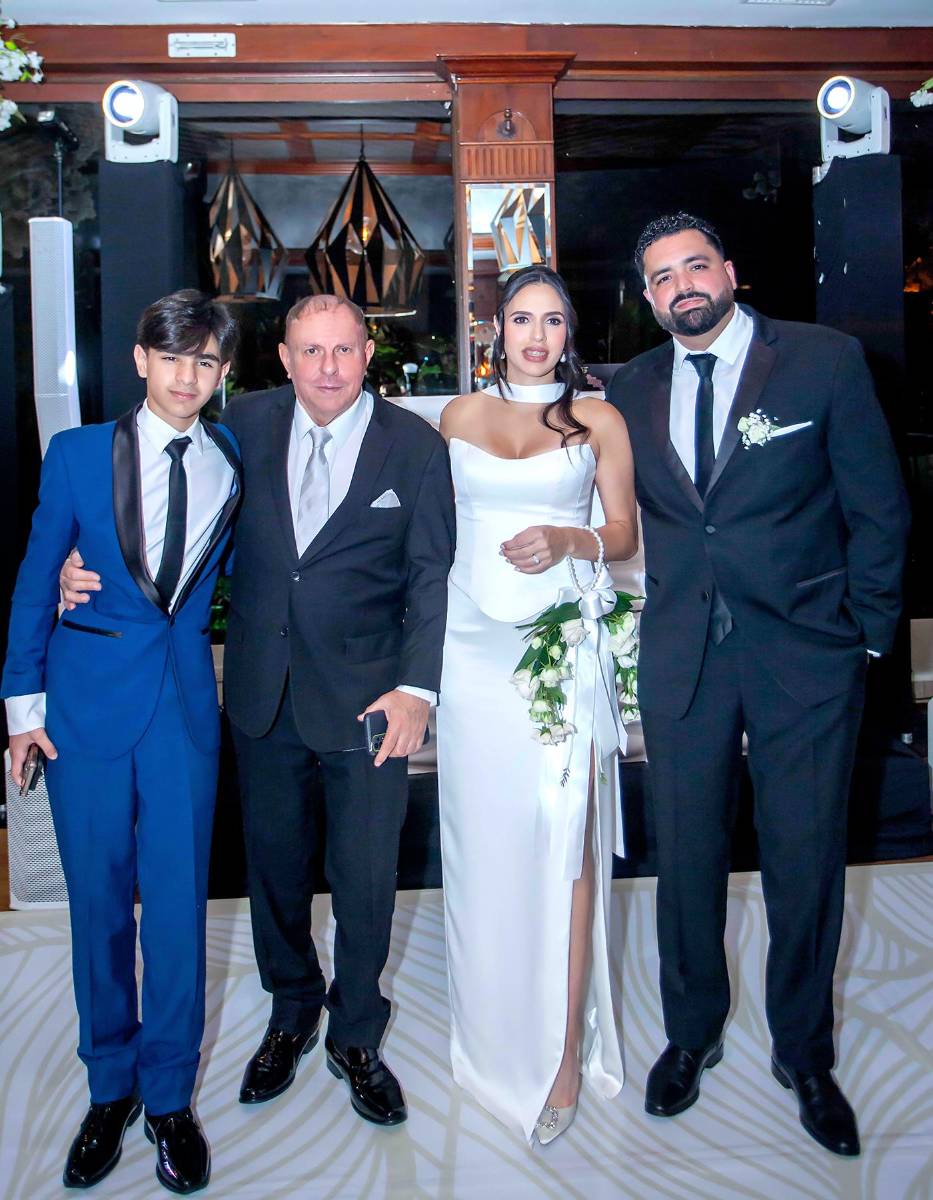 Sebastian, Gabriel Segebre y los novios Nur Segebre y Michael Chahín.