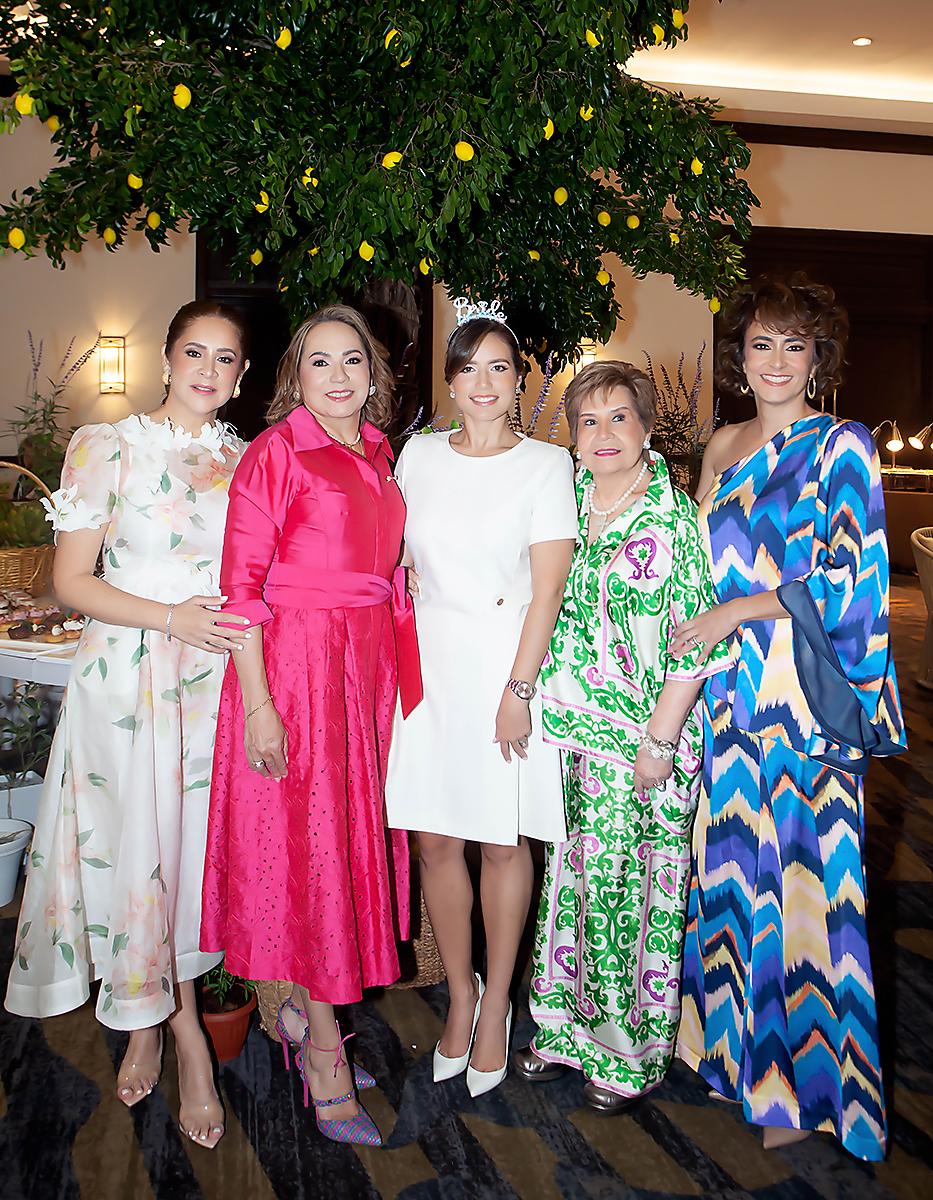 Giselle Tinoco, Flor Bustillo, Alexandra, Mary y Heidy Tinoco.