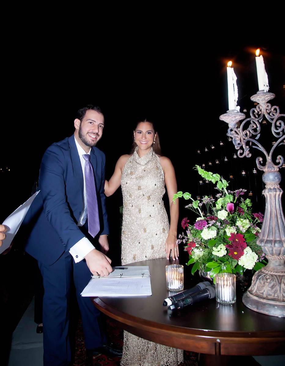 Los nuevos esposos al momento de firmar el acta de matrimonio donde son decorados “marido y mujer” ante la ley.