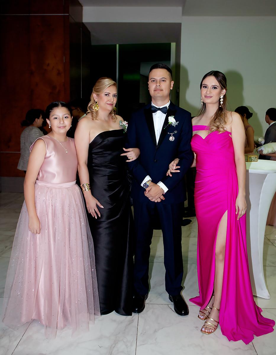 Ana Valeria y Patricia Romero con Diego AlejandroValenzuela y Emily Romero.