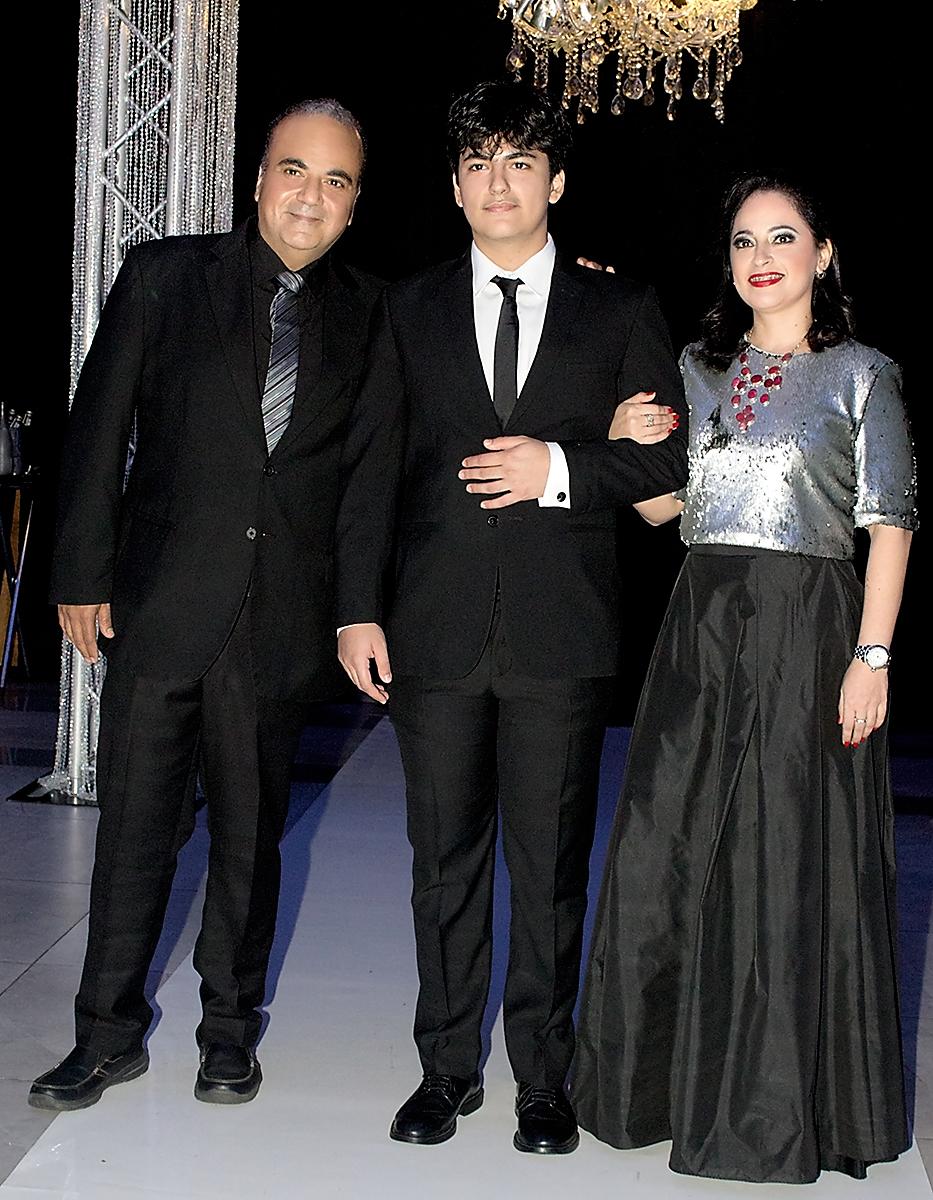 Elías y Sebastián Assaf con Gina Leiva.