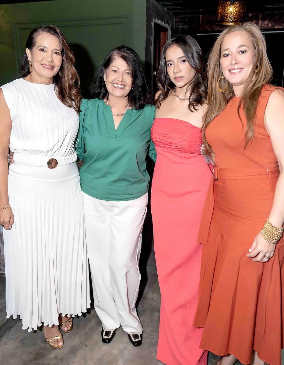 Claudia, Carmen Metzgen con Natalia Naveda y Cinthia Metzgen. 