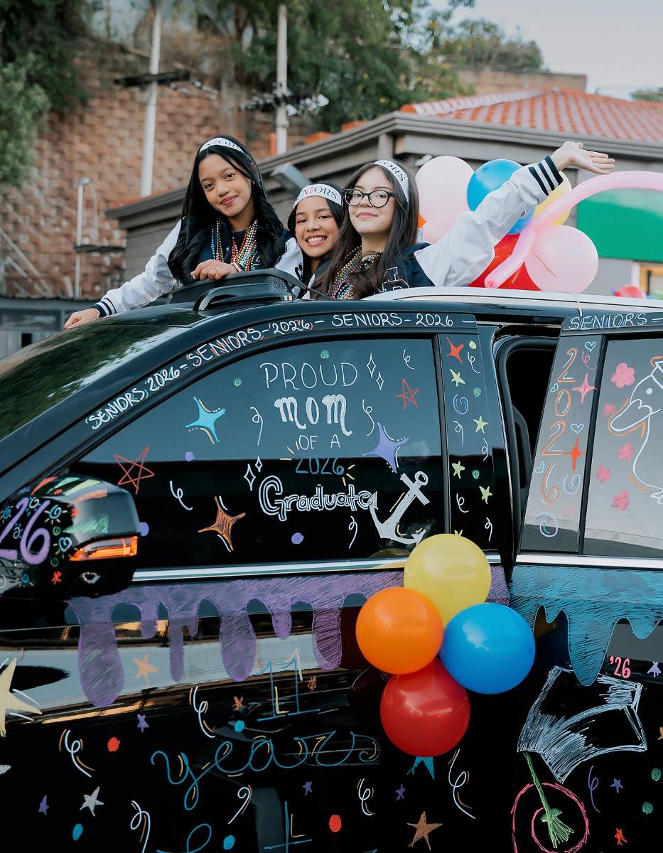 Senior entrance de la clase 2026 del Instituto María Auxiliadora