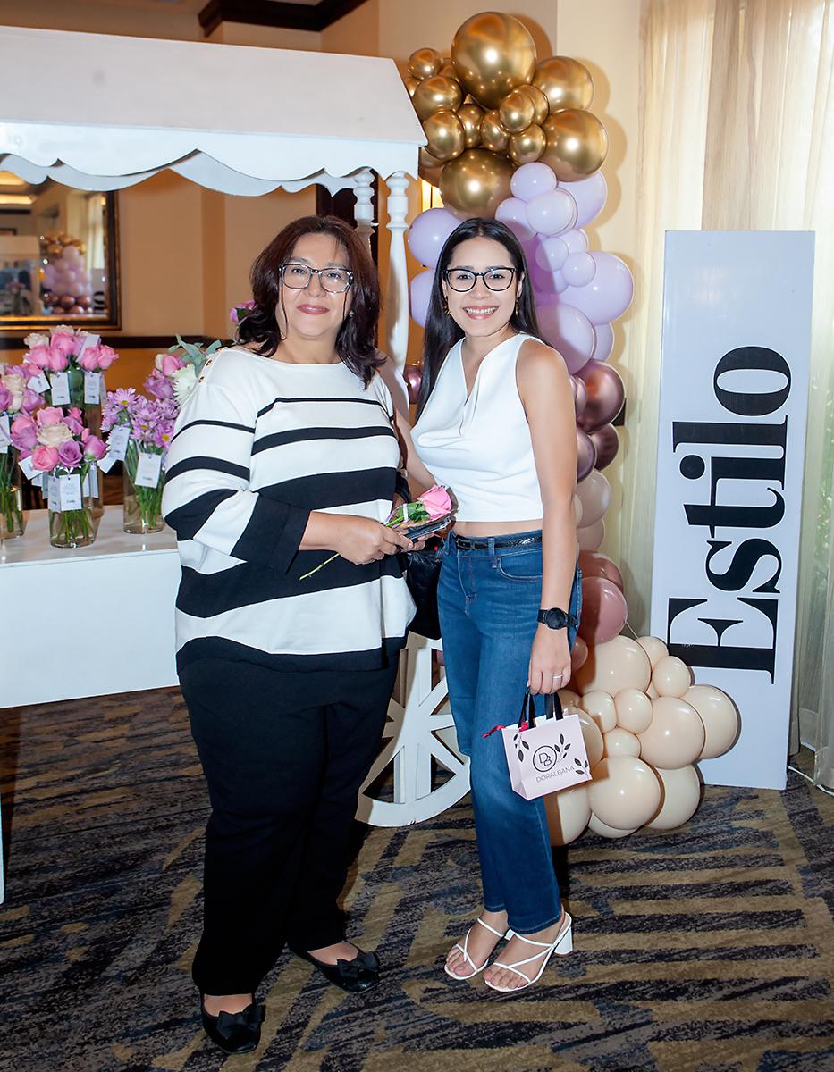 Asistentes al Mother’s Days Sip &amp; Shop Bonds &amp; Blessing.