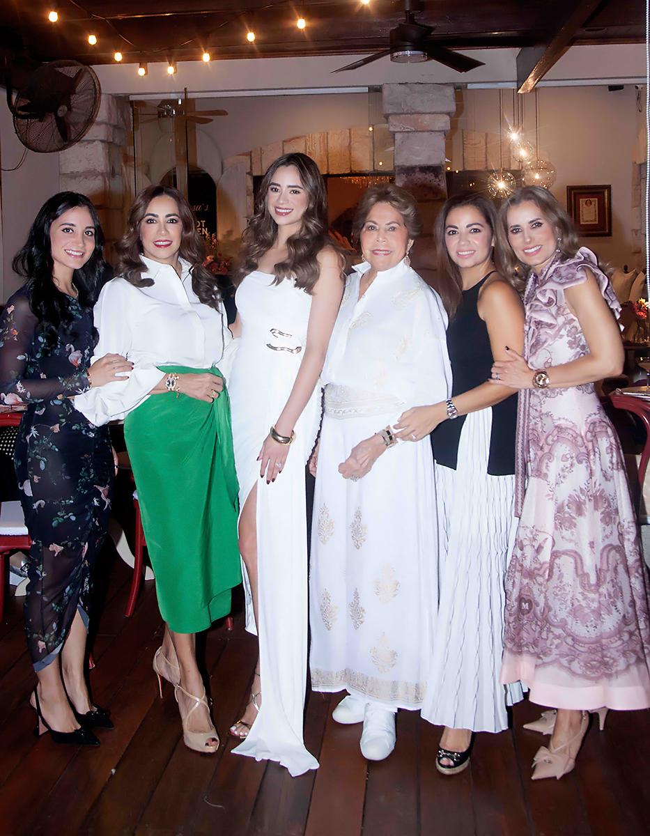 Natalia Andonie, Tricia y Alessa Matuty con su abuela Nena Díaz, Andrea Quintana y Erika Andonie