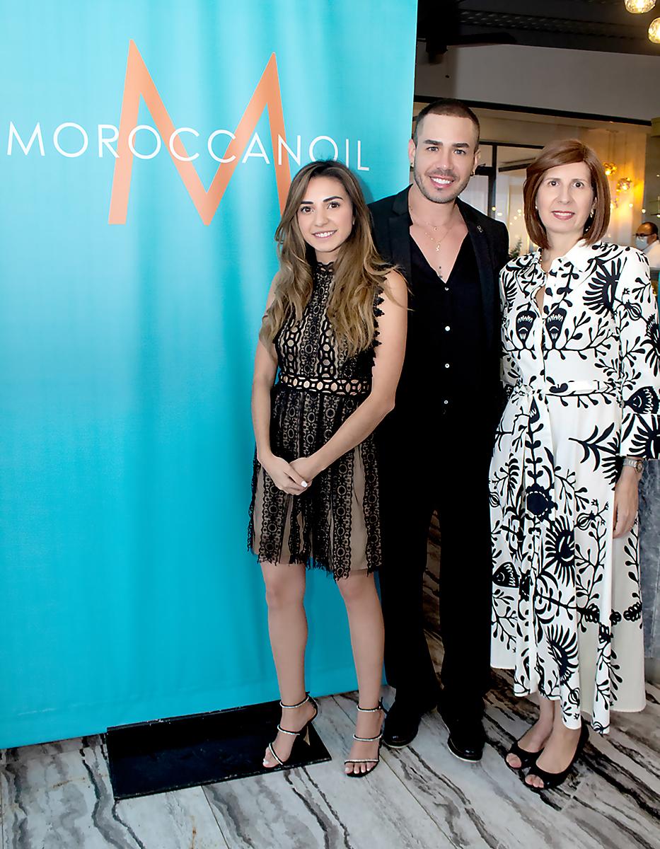 Veronic Villeda, Kristian Aranda, representante de Moroccanoil México, y Gigi Casanova, gerente regional de Comercial Pecas.