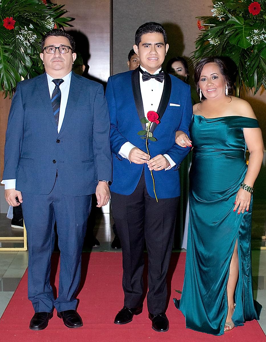 Francis, Javier y Jenny Alvarado.