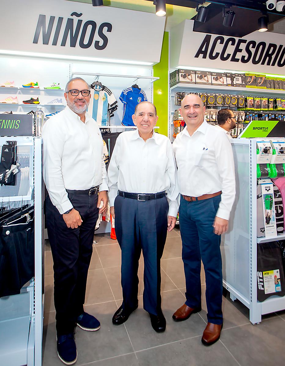 Douglas Hernández, don Jorge Faraj y Denis Hernández.