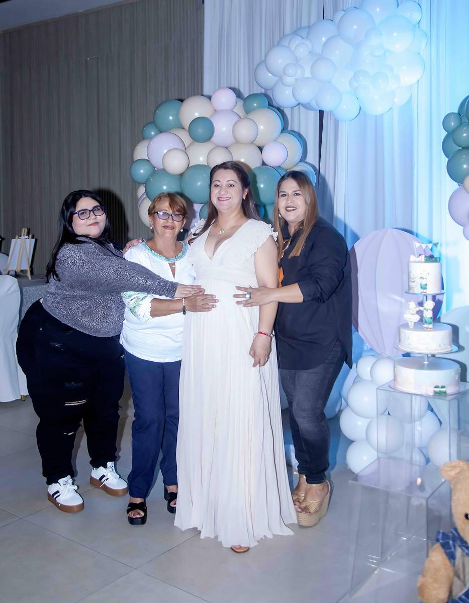 Camila Cruz, Vanessa Ramírez, la futura mamá: Nora Ibarra y Cinthia Ramírez.
