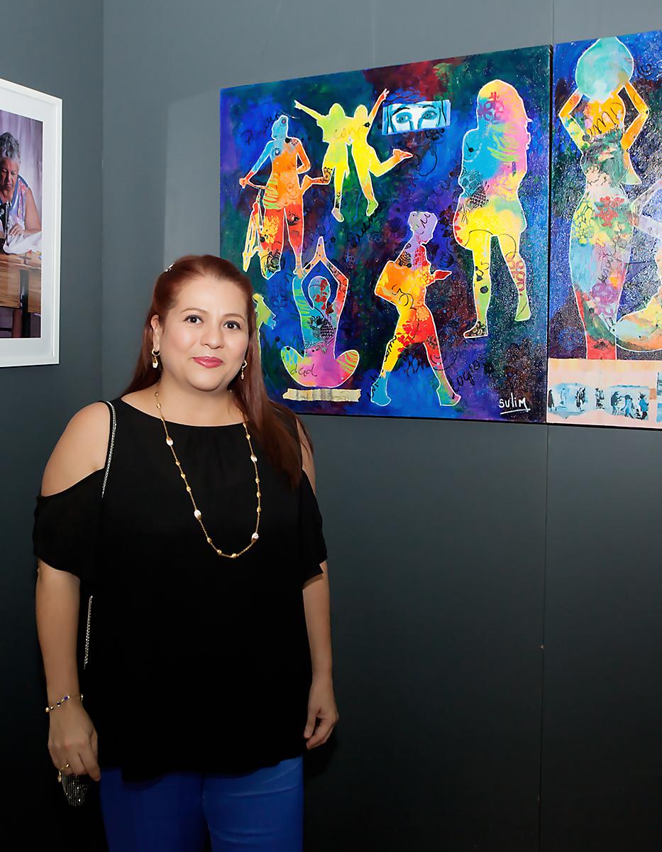 La pintora Sulim Trejo, junto a su obra.