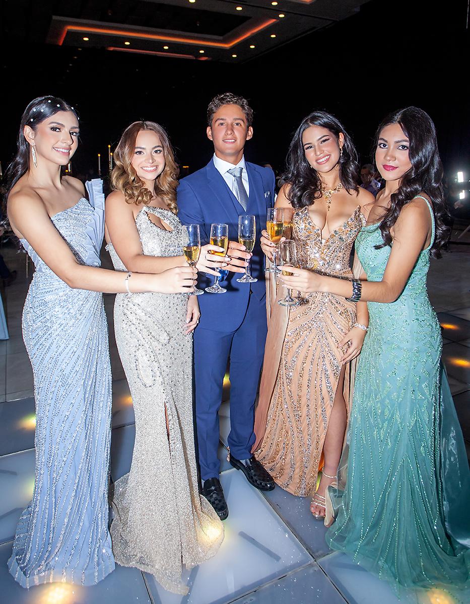  Larissa Jones, Camille Saybe, Alejandra Valdiviezo y Mónica Cwu.