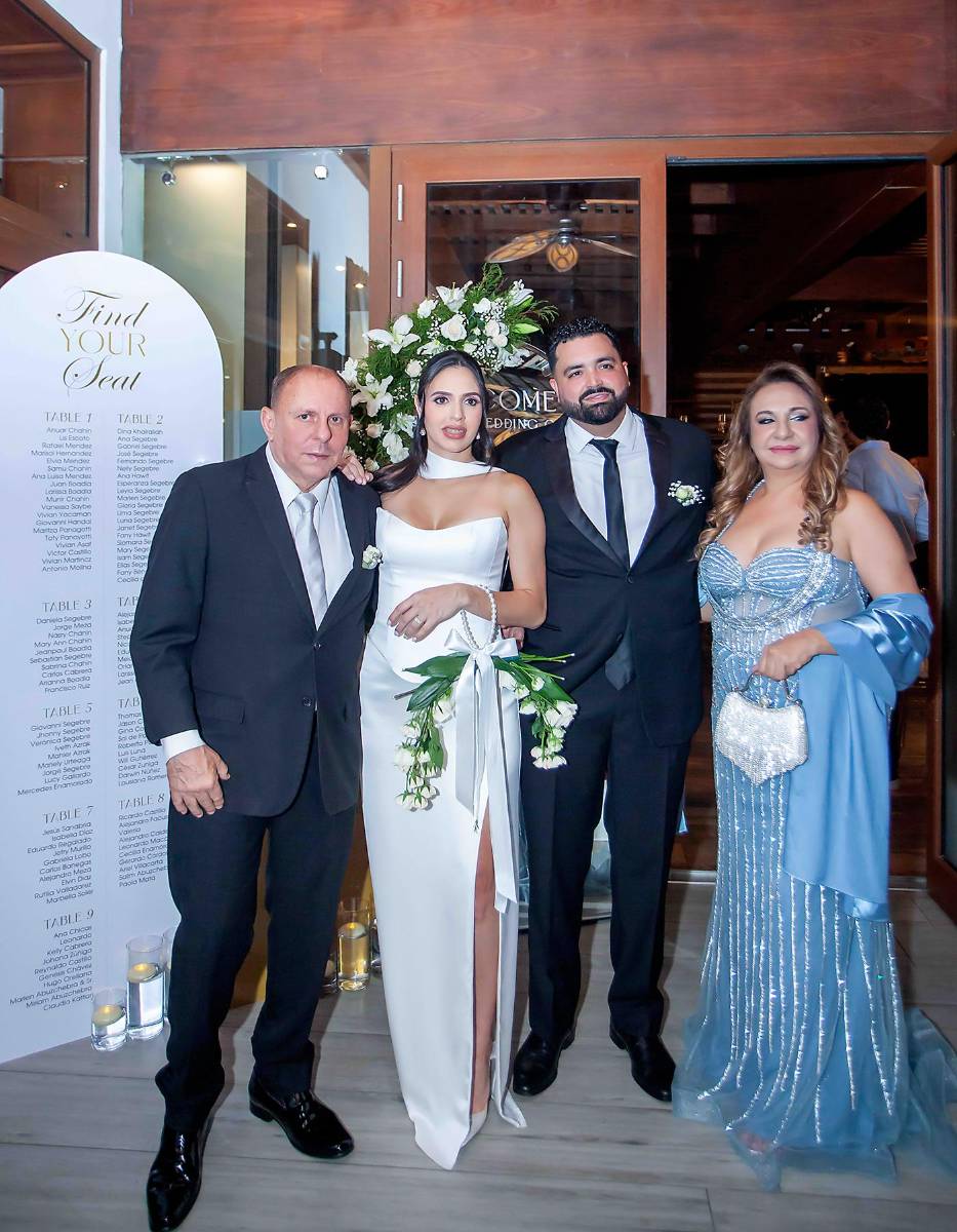 Gabriel Segebre, su hija Nur con Michael Chahín y Dina Khairallah de Segebre.