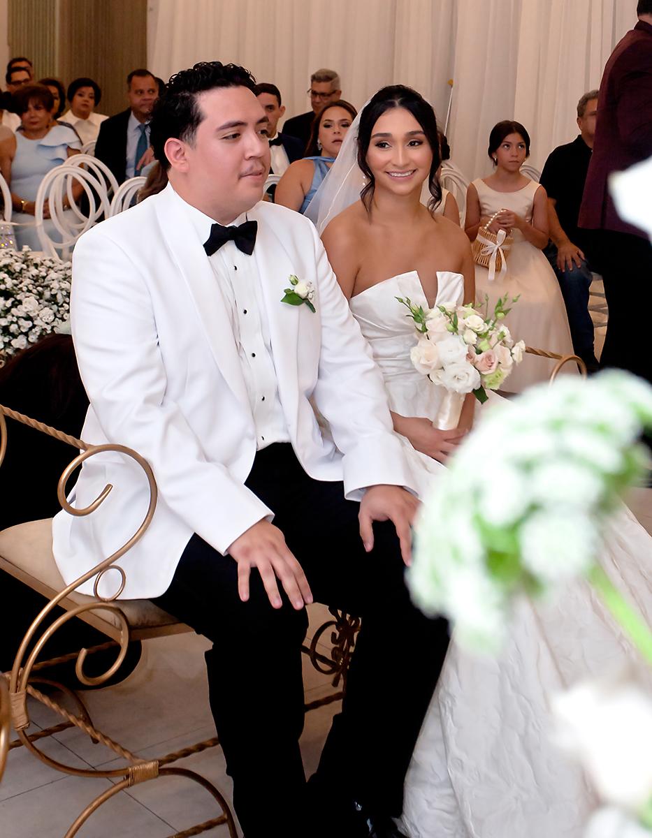 Héctor y Lauren, escuchan atentos el mensaje del pastor Campbell.