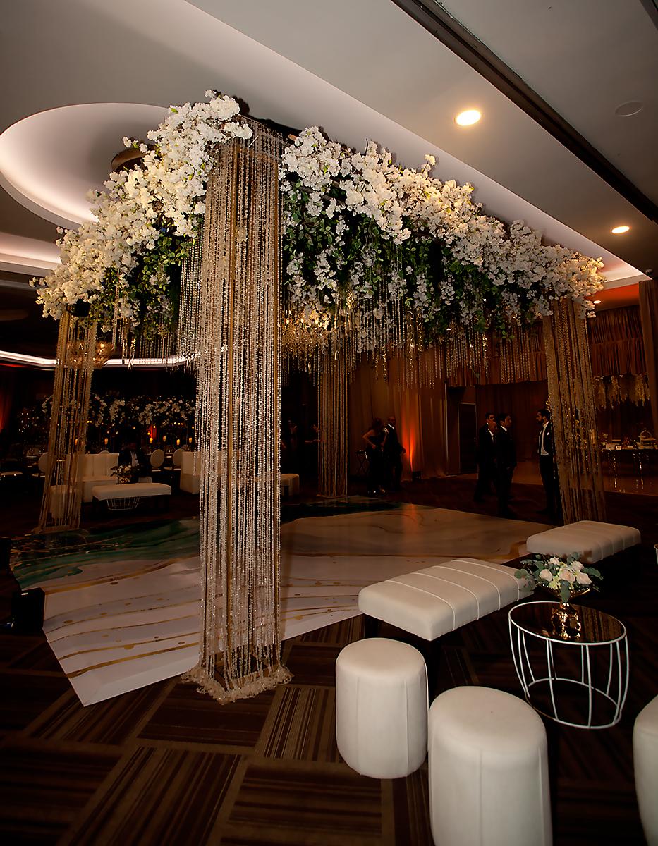 Pérgola con bases de cristales y masivos arreglos con lámpara de chandelier