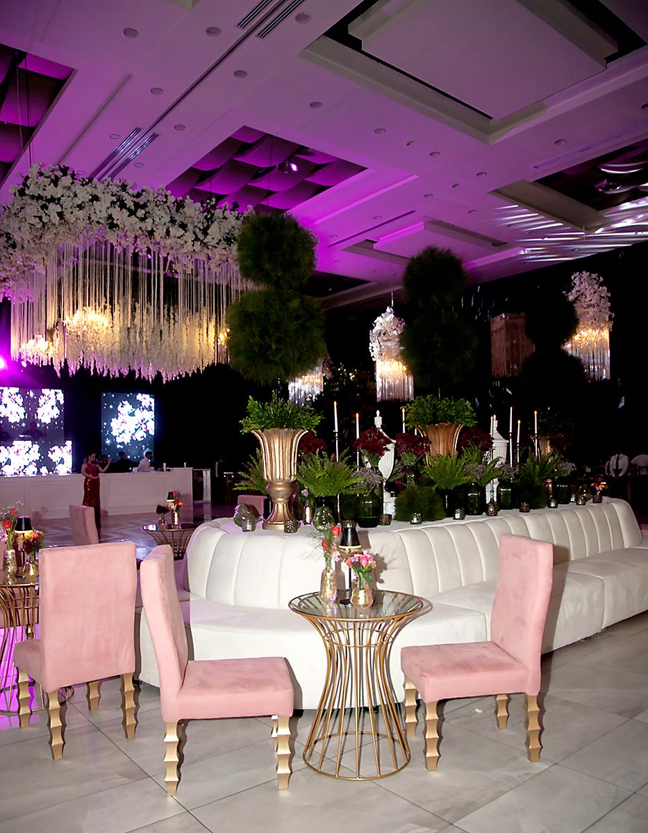 Susana Prieto, wedding planner, diseñó junto aJackie Cabrera un ambiente moderno y sofisticado entre tergales negros, candelabros, espejos antiguos y masivos arreglos de rosas