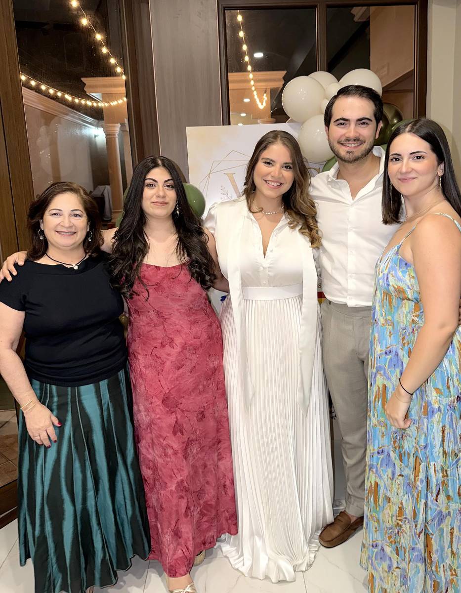 Paqui Pérez, Alicia Rojas, Valerie Boadla, Carlos Rojas y Marta Rojas.