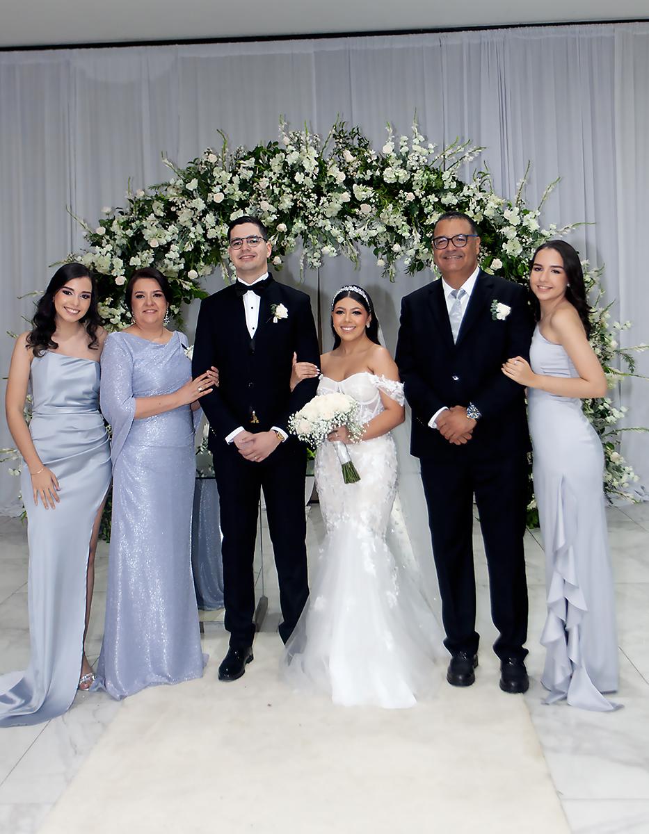 María Fernanda Méraz, Ligia Darlene Cardona, Carlos Méraz, Anahí Figueroa, Juan Carlos Meraz y Ligia Méraz.