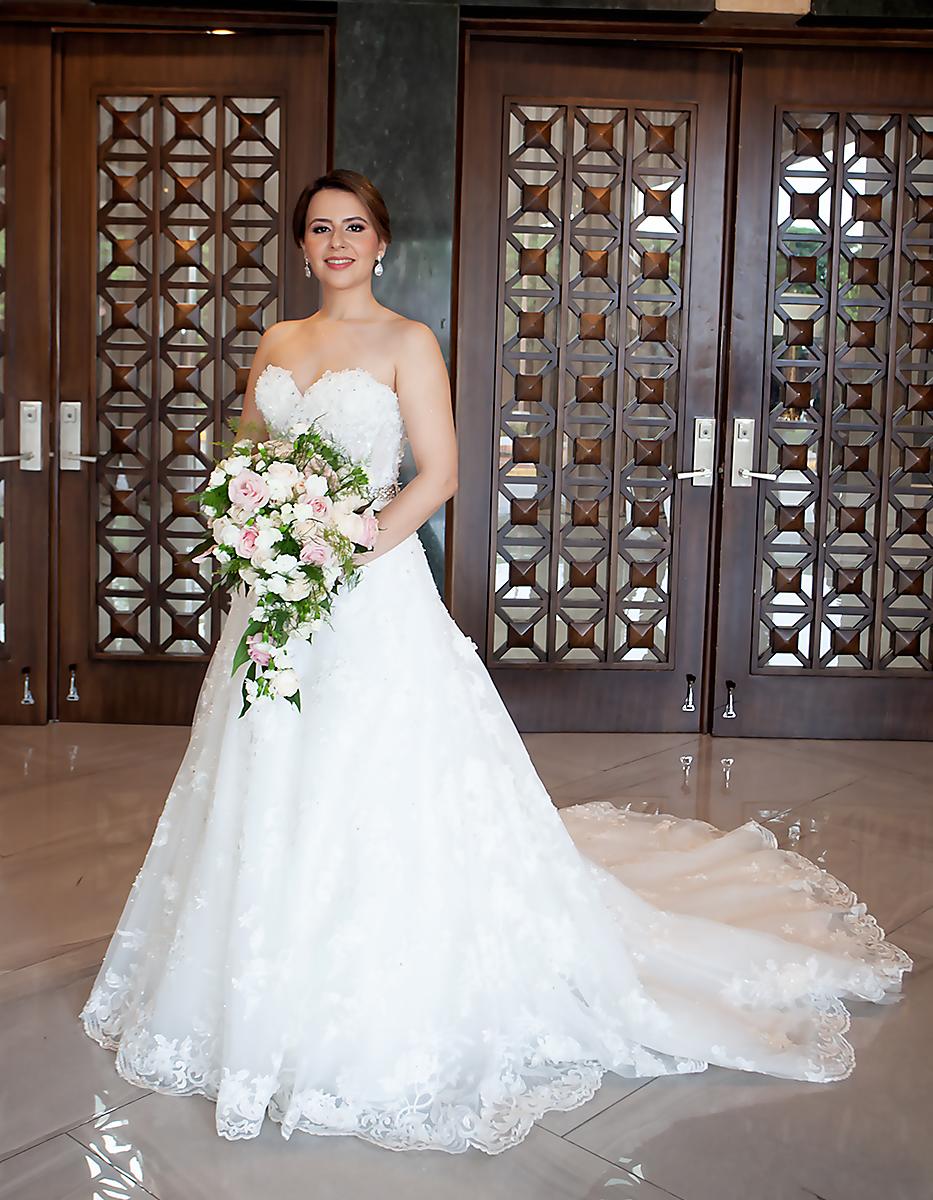 La novia Nicole Almassou Gabrie, lució un delicado ajuar Línea A en tono ivory, escote corazón de la diseñadora neoyorkina Mori Lee.