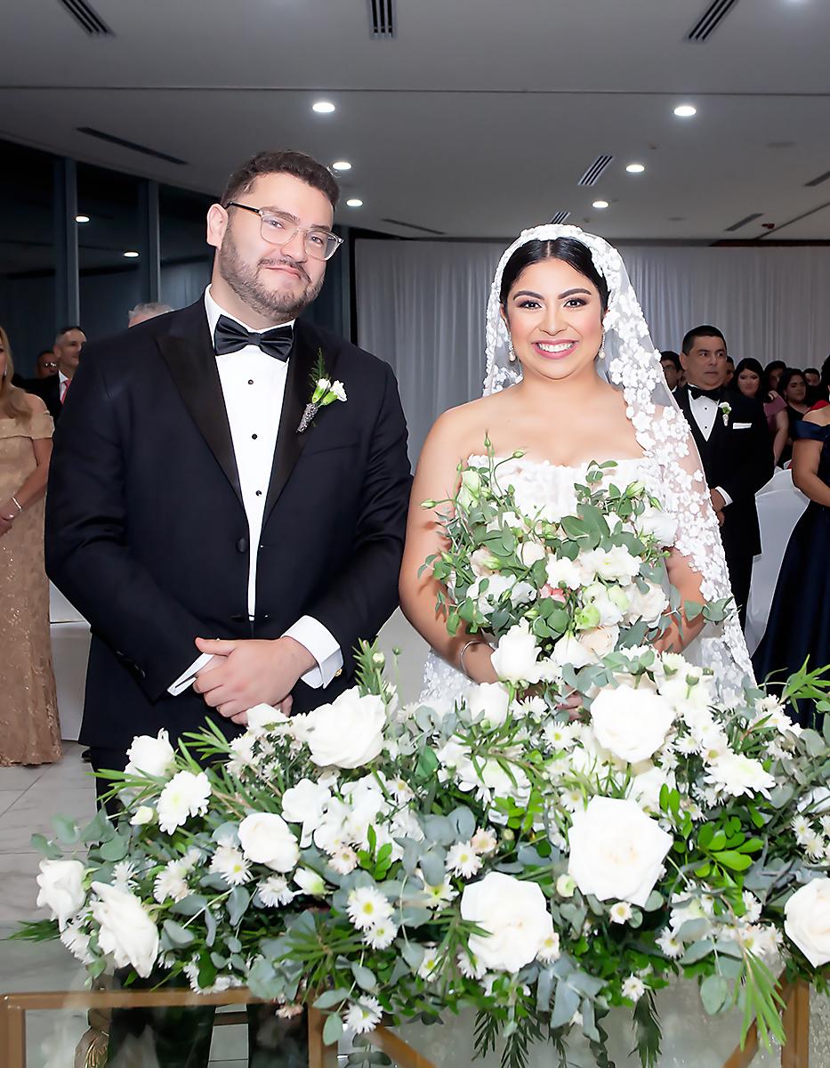 Víctor Valdes y Jackeline Del Arca, escucharonatentos el mensaje del pastor Mario Valencia.