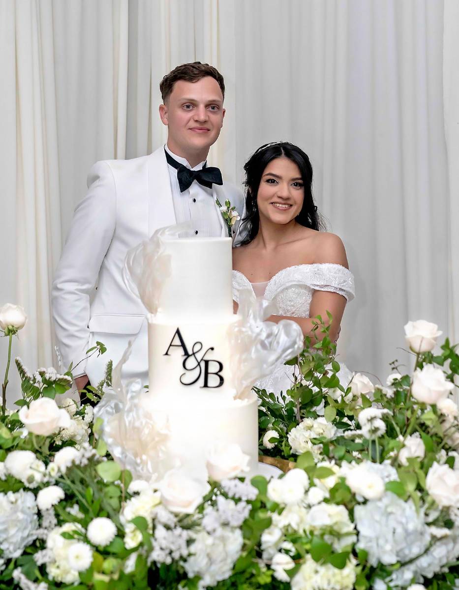 Los felices esposos Brendan Higgins y su amada Eloísa Almendárez.