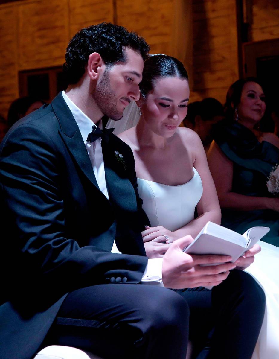 Los enamorados durante la ceremonia religiosa.