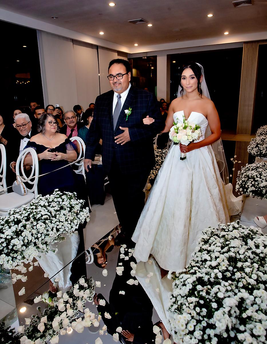  Lauren Cardona, camino del brazo de su padre Tomas Cardona, para recibir la bendición de sagrado matrimonio.