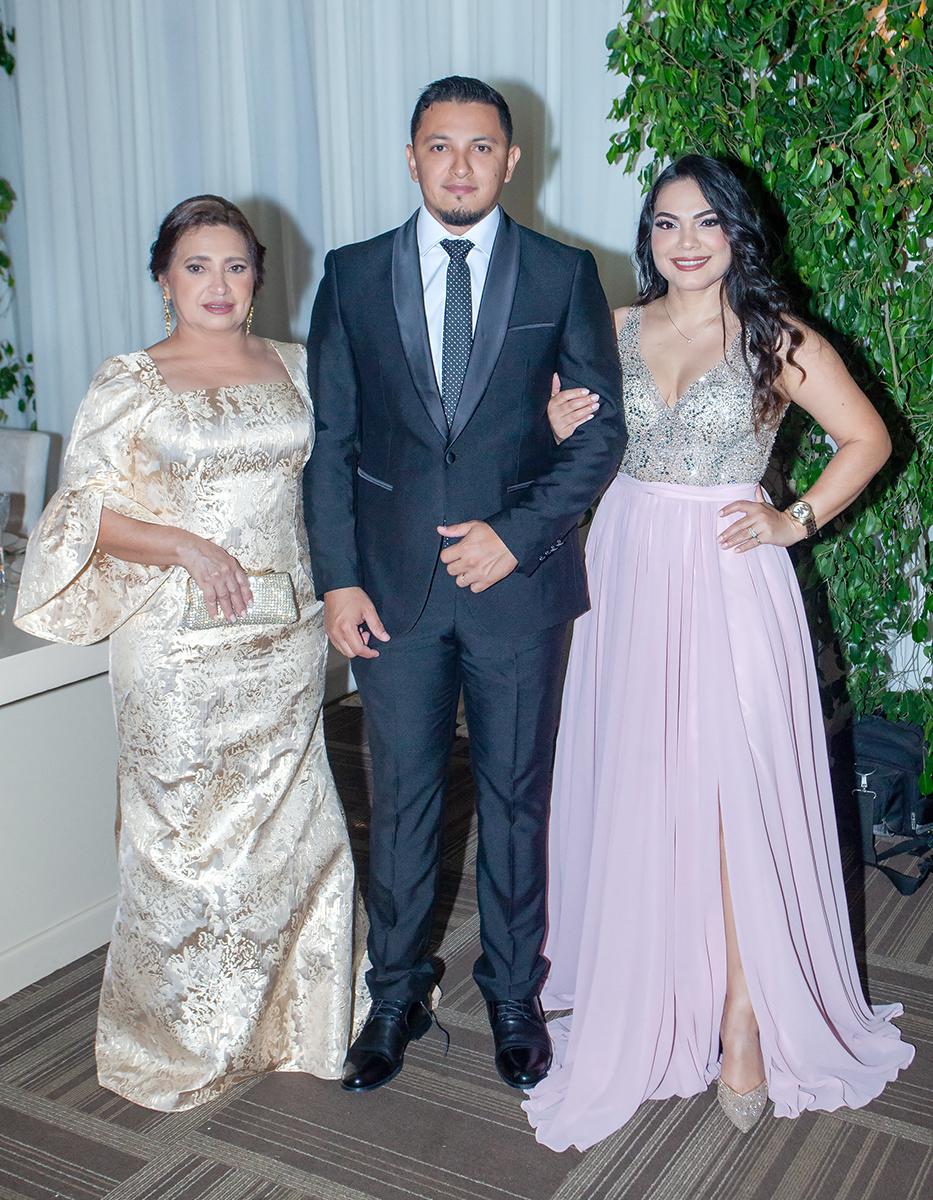 Luz Marina Donaire, Angel Leiva y Kellyn Donaire.