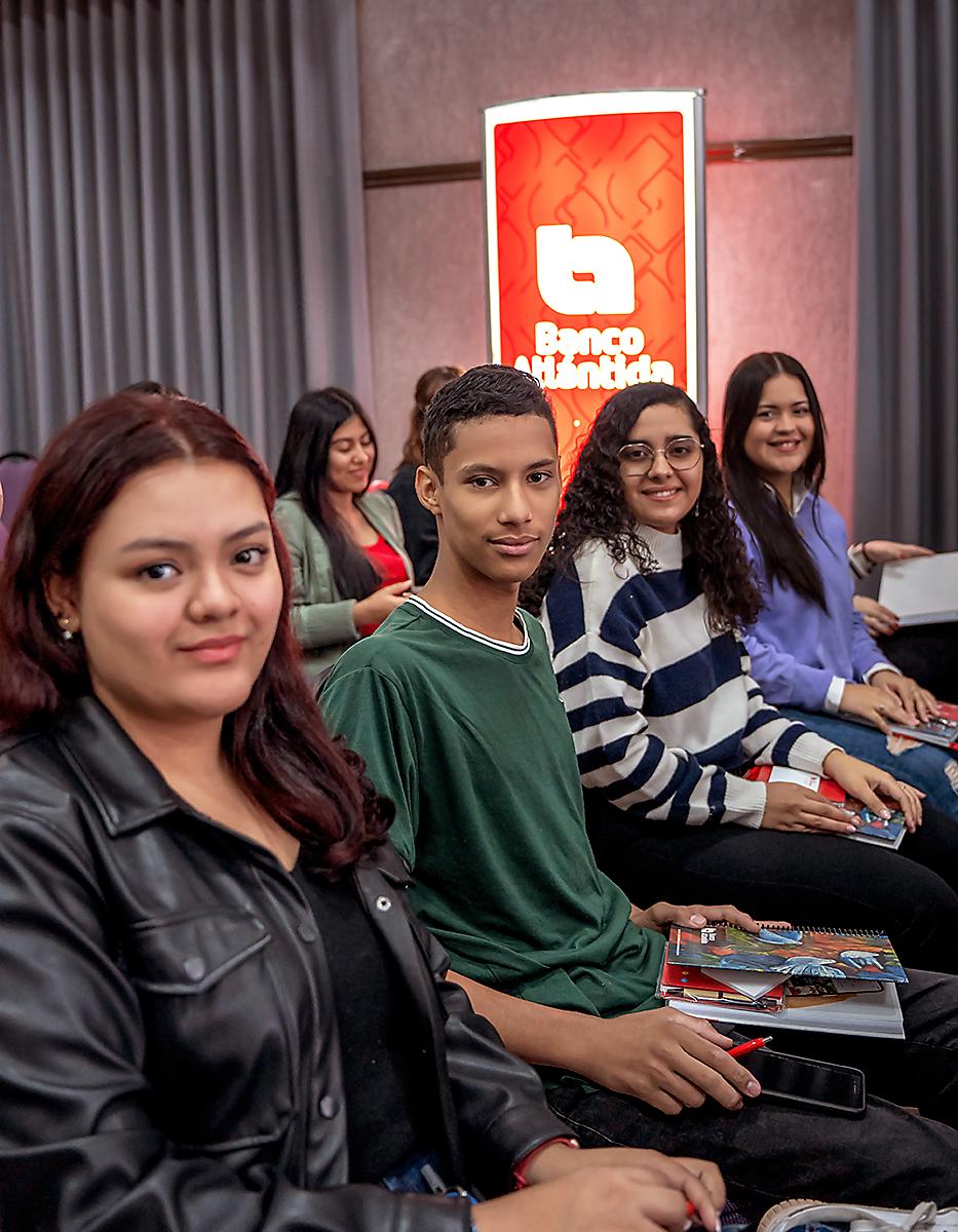 Estudiantes de Universidad José Cecilio del Valle.
