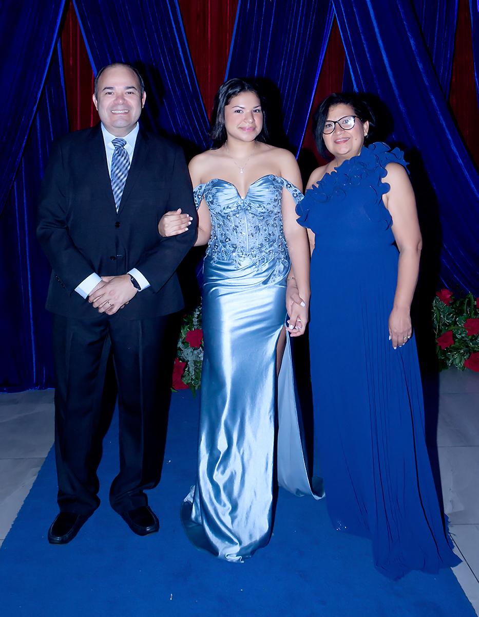 Emily Caballero Romero, con sus padres Luis Caballero y Aída Romero