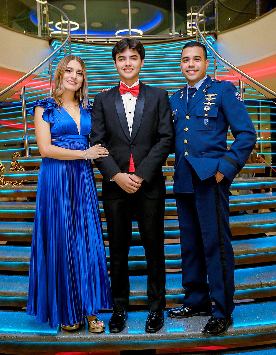 Desfile padres e hijos de la prom 2024 del Instituto Experimental La Salle