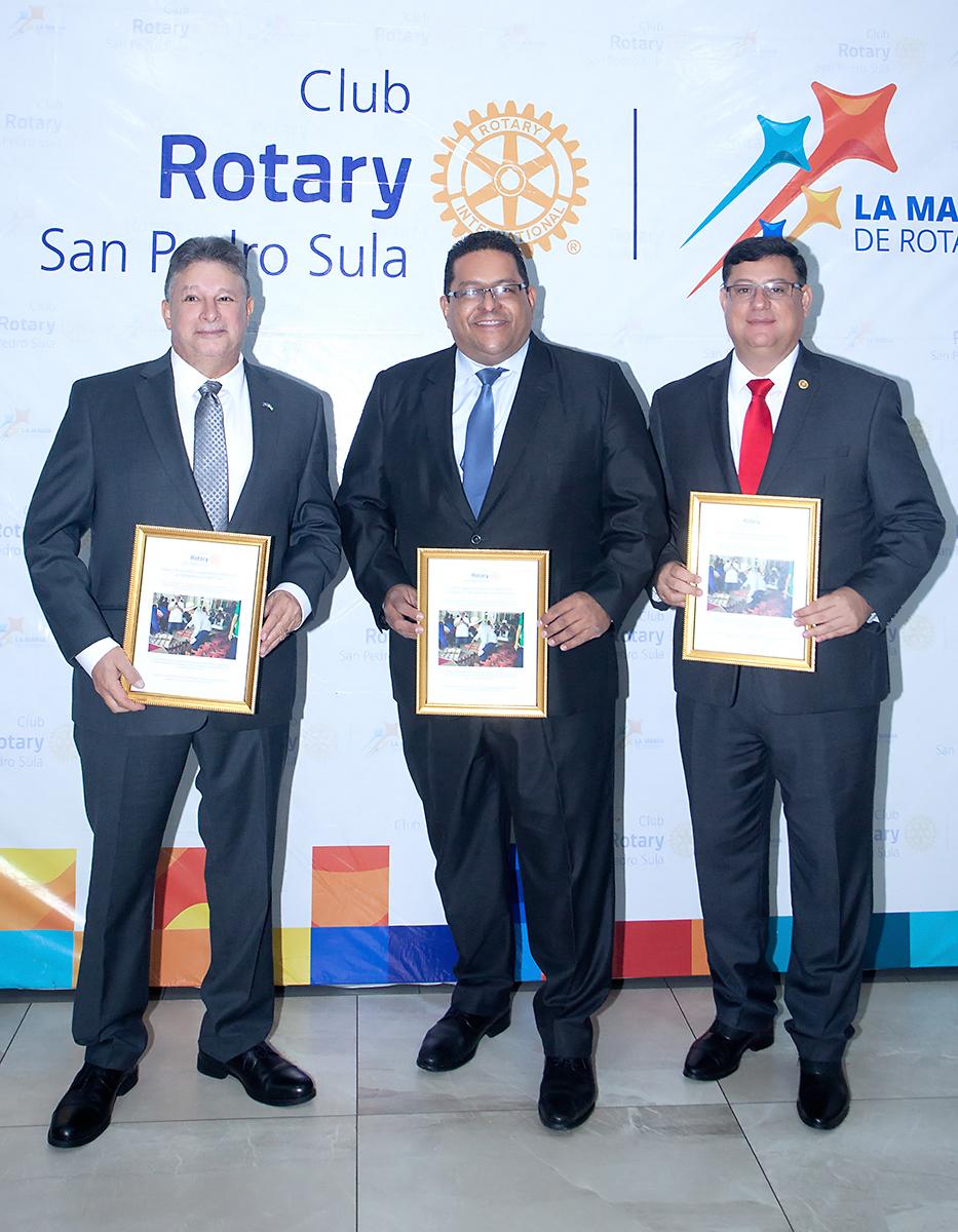 Los socios César Elvir, Víctor Hugo David y Oscar Hawit, recibieron reconocimiento por su generosidad haciendo donaciones a proyectos locales de Rotary.